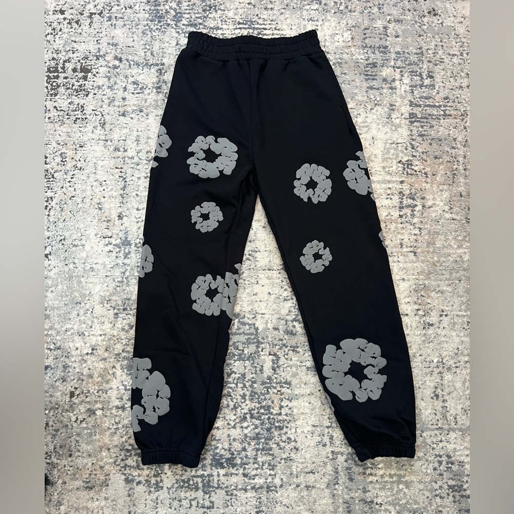 DENIM TEARS WREATH SWEATS
Stylish Black Joggers with Floral Accents size Medium